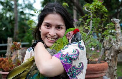 Hazel Quant abraza a su loro 'Lola' en Managua (Nicaragua), el 10 de diciembre de 2017.