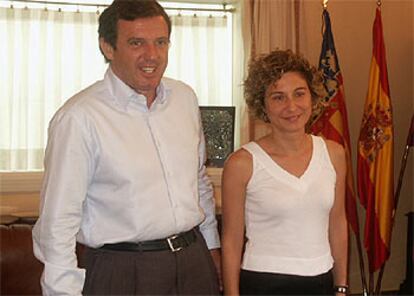 Joan Ignasi Pla y la alcaldesa de Dénia, Paqui Viciano, ayer en el ayuntamiento de esta localidad.