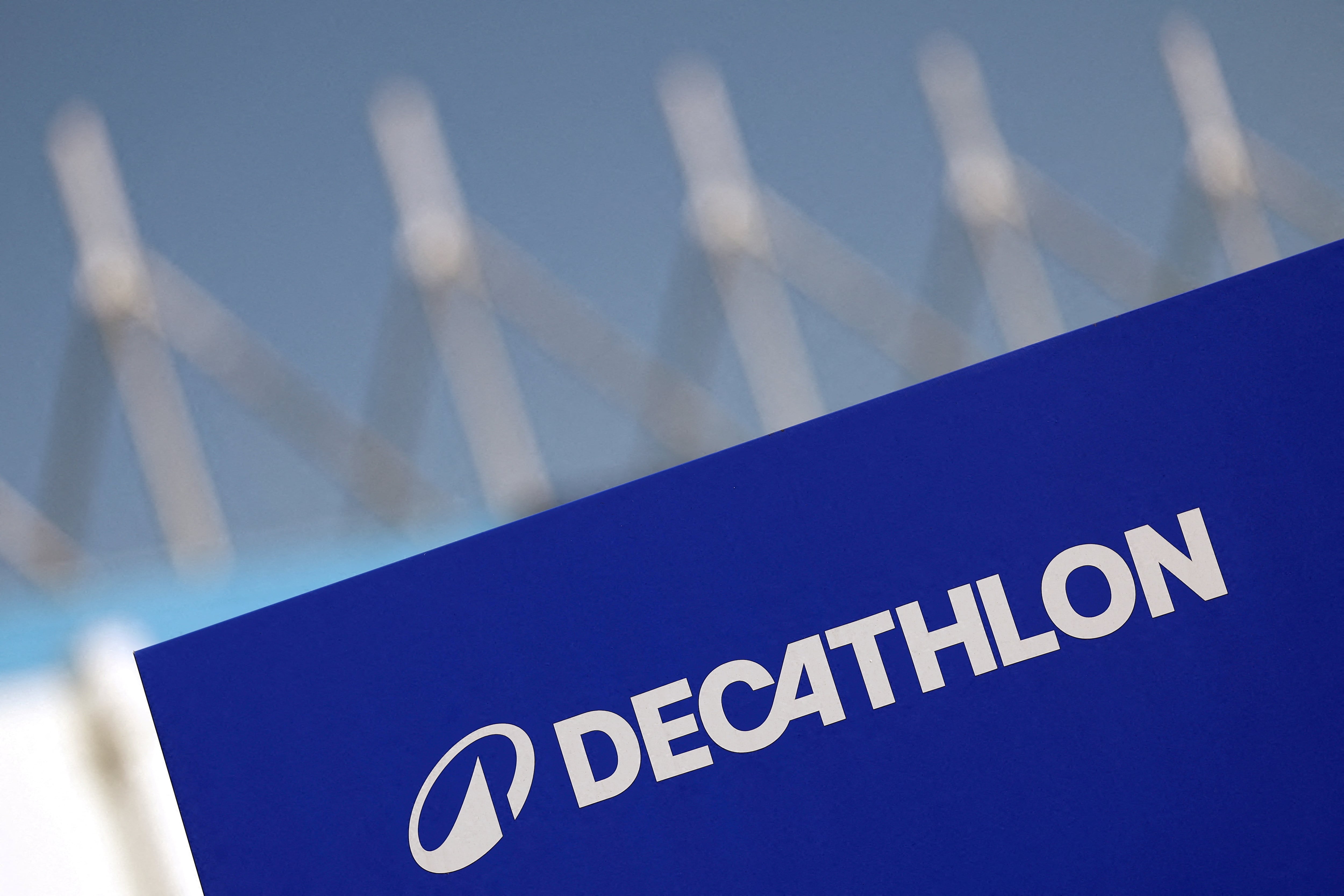 New Balance demanda a Decathlon por infracción de marca registrada por el logotipo de sus zapatillas