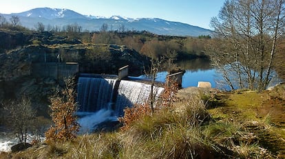 Hasta el 1 de marzo de 2013, el Aravalle, afluente del Tormes, era aquí manso, subyugado por la presa de Retuerta, construida en los años setenta. El dique, de 14 metros de alto y 55 de largo, no solo impedía que las truchas remontaran el cauce, sino que rompía el paisaje de una bella garganta en el parque natural de la Sierra de Gredos.