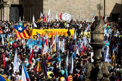 Manifestantes en favor del refer&eacute;ndum catal&aacute;n en la plaza de Prater&iacute;as de Santiago.