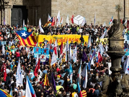 Manifestantes en favor del refer&eacute;ndum catal&aacute;n en la plaza de Prater&iacute;as de Santiago.