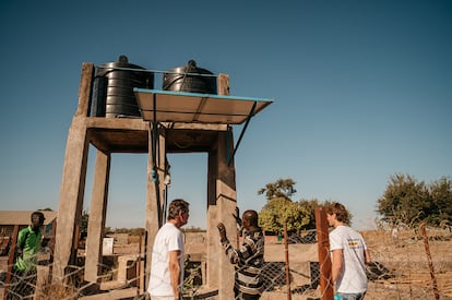 Hijos de Rivera impulsa, a través de su empresa social Auara, una serie de proyectos en Gambia con el objetivo de construir pozos y bombas sumergibles que atiendan las necesidades de agua de más de 6.000 personas.