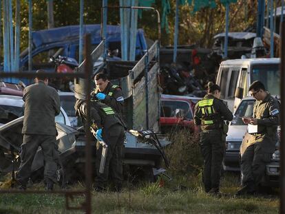 Personal de la Gendarmería realizan pericias sobre el auto en el que viajaban los cuatro jóvenes muertos tras una persecución policial.