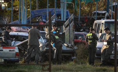 Personal de la Gendarmería realizan pericias sobre el auto en el que viajaban los cuatro jóvenes muertos tras una persecución policial.
