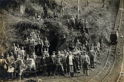 Un grupo de mineros en la bocamina La Nueva (Asturias) en una imagen tomada en torno a 1932. (Archivo Pozo Fondón, HUNOSA)