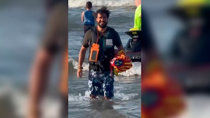 El europitutado Alvise Pérez se baja de la moto de agua con una bandera de España, tras asegurar haber colocado otra en uno de los islotes de Alhucemas. Fotografía distribuida este martes por redes sociales.