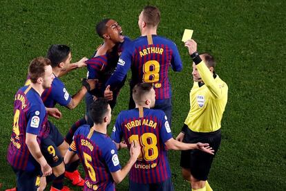 El colegiado Mateu Lahoz muestra tarjeta amarilla a Jordi Alba durante la celebración del gol de los blaugrana.