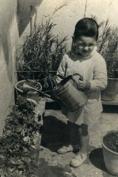 El presidente electo en 1958, con tres años, regando unas plantas.