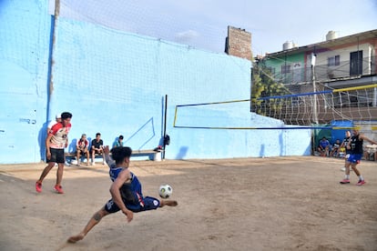 Un pikivolista patea el balón durante un partido en Villa Sarmiento., el pasado 21 de marzo.