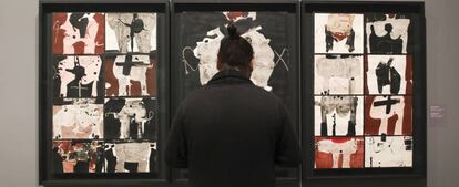 Un visitante observa la obra 'Homúnculos' (1964) de Manolo Millares.
