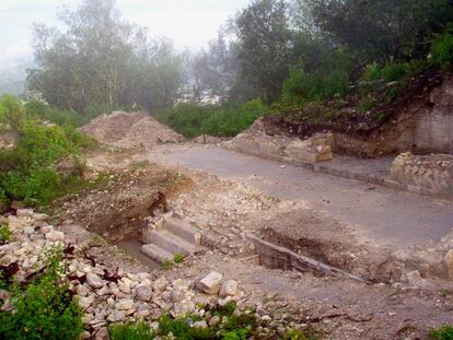 Margem norte da Praça Grande de Teposcolula. Sob sua base foi encontrado um cemitério com corpos de vítimas do ‘cocoliztli’