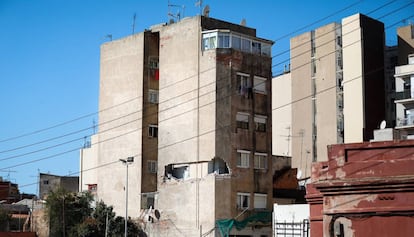 Edificio que amenaza con derrumbarse afectado con aluminosos en Badalona.