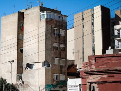 Edificio que amenaza con derrumbarse afectado con aluminosos en Badalona.