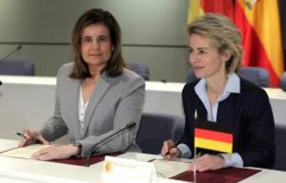 La ministra española de Empleo y Seguridad Social, Fátima Báñez (i), y la ministra Federal de Trabajo y Asuntos Sociales de Alemania, Ursula von der Leyen, durante la reunión que han mantenido hoy en Madrid en la que han firmado un Memorando de Entendimiento para reforzar los mercados de trabajo y promover el empleo juvenil.