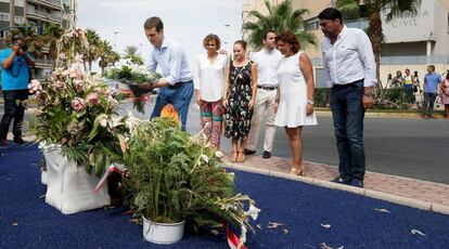 El presidente del PP, Pablo Casado, deposita un ramo de flores en un monolito que recuerda a las dos víctimas del atentado de ETA contra la casa cuartel de Santa Pola en 2002.