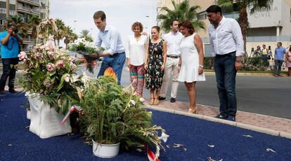  El presidente del PP, Pablo Casado, deposita un ramo de flores en un monolito que recuerda a las dos víctimas del atentado de ETA contra la casa cuartel de Santa Pola en 2002.