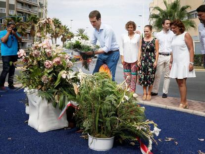  El presidente del PP, Pablo Casado, deposita un ramo de flores en un monolito que recuerda a las dos víctimas del atentado de ETA contra la casa cuartel de Santa Pola en 2002.