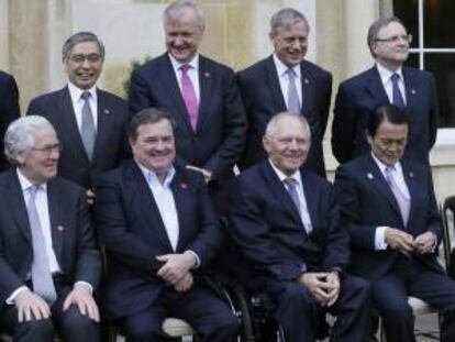 (Primera fila, i-d) El gobernador del Banco de Inglaterra, Mervyn King; el ministro de Finanzas canadiense, Jim Flaherty; el ministro de Finanzas alemán, Wolfgang Schauble; el ministro de Finanzas japonés, Taro Aso; (segunda fila, i.d) el gobernador del Banco de Japón, Haruhiko Karuda, el comisario europeo de Asuntos Económicos, Olli Rehn; el gobernador del Banco de Francia, Christian Noyer; y el gobernador del Banco de Italia, Ignazio Visco, posan durante la foto de familia tras la primera reunión de ministros de Economía del Grupo de los Siete países más industrializados (G7) celebrada ayer en un hotel de Aylesbury, al norte de Londres.