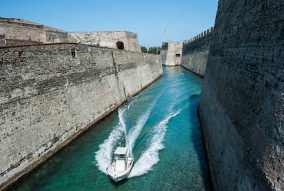Una embarcación navega por el foso de las Murallas Reales de Ceuta.
