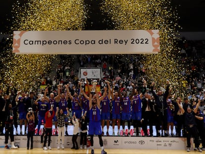 Mirotic levanta el trofeo de la Copa del Rey junto a sus compañeros del Barcelona.