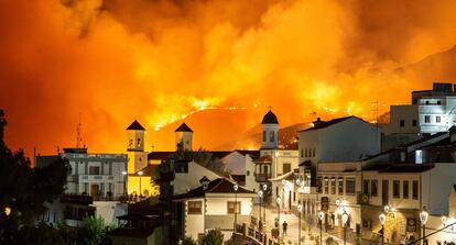 Tejeda, con el incendio al fondo, este sábado.