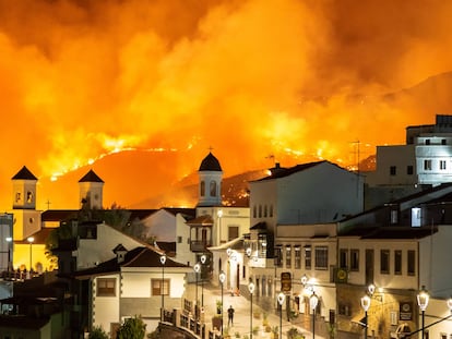 Tejeda, con el incendio al fondo, este sábado.