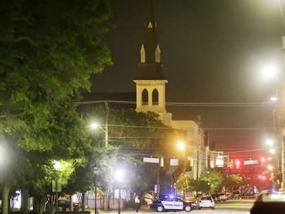 A igreja de Emanuel cercada pela polícia depois do ataque.