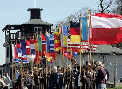 Más de mil personas, incluyendo algunos supervivientes han acudido a los actos celebrados en el campo de concentración de Buchenwald, cerca de Weimar, en Alemania. Banderas de 32 países han recordado a las cerca de  56.000 personas que murieron en el campo