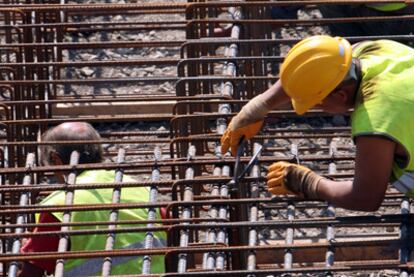 Trabajadores de la construcción, en una obra en Bilbao.