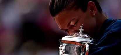 Simona Halep abraza el trofeo de campeona, este sábado en Roland Garros.