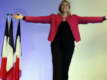 Le Pen saluda a sus seguidores durante un mitin en Marsella, el 20 de mayo.