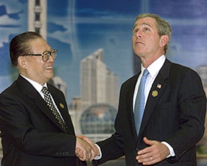 El presidente de China, Jiang Zemin, anfitrión de la cumbre, saluda a George W. Bush, ayer en Shangai.
