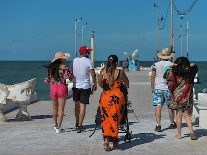 Una familia mexicana pasea durante sus vacaciones en Telchac Puerto, en el Estado de Yucatán.