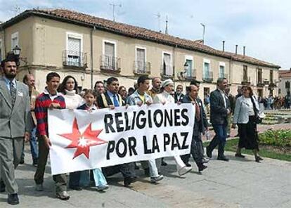 Los participantes en el encuentro durante la marcha por las calles de Alcalá de Henares.