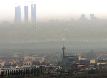 Vista de Madrid en la que se pueden apreciar las nuevas torres y las Torres Kio cubiertas por un manto de contaminación.