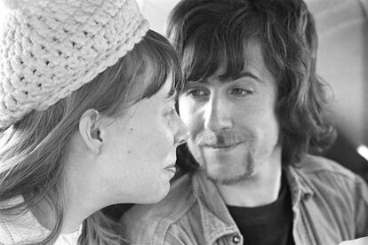 Joni Mitchell y Graham Nash, en 1969, en una imagen del documental 'Laurel Canyon'.