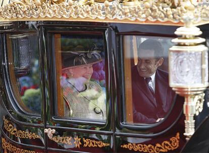 El presidente francés, junto a la reina Isabel, en una calesa en su camino hacia el castillo de Windsor.