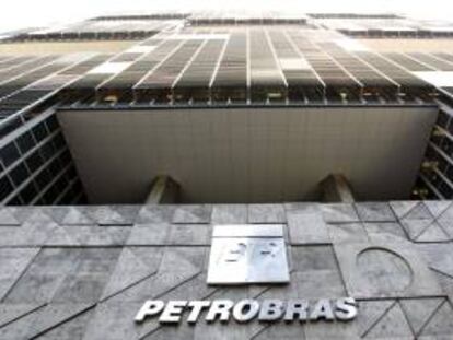 Fotografía de archivo de la fachada de la sede de Petrobras en Río de Janeiro (Brasil).