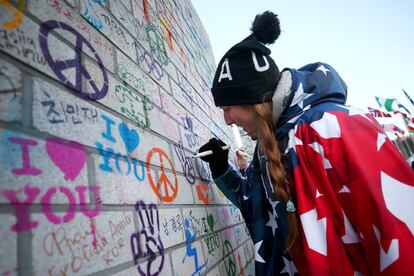 Erin Hamlin, de Estados Unidos, escribe un mensaje en el Muro de la Tregua durante la ceremonia de inauguración de los Juegos Olímpicos de PyeongChang 2018.