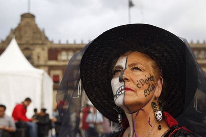 Familiares y amigos de los estudiantes desaparecidos hace 4 años en Ayotzinapa se manifiestan en Ciudad de México (México). Miles de personas desbordaron el centro de Ciudad de México para exigir justicia en el mismo día en que se cumplen cuatro años de la desaparición de los 43 estudiantes de la escuela para maestros de Ayotzinapa, en el sureño estado de Guerrero. 