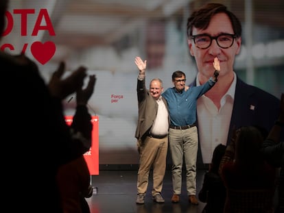 El ministro de Industria, Jordi Hereu, y el candidato Salvador Illa en el acto de campaña electoral del PSC, este domingo.