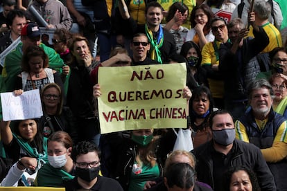 Una manifestante sostiene un cartel contra la vacuna china durante una manifestación en São Paulo, el 1 de noviembre de 2020.