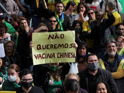 Um homem levanta cartaz contra a vacina Coronavac, do laboratório chinês Sinovac, durante manifestação em São Paulo.