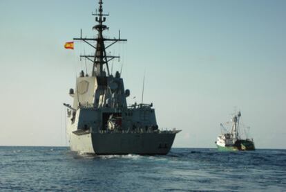 La fragata <i>Méndez Núñez</i> escolta al pesquero español <i>Playa de Bakio,</i> tras su liberación, después de permanecer siete días secuestrado en aguas de Somalia en 2008.