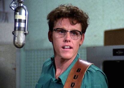 <p>Gary Busey (1944, EE UU), que comenzó interpretando pequeños papeles en los setenta, supo lo que es el éxito gracias a su papel en la película 'La historia de Buddy Holly', de 1979 (en la imagen), por el que llegó a estar nominado al Oscar. La habilidad de Busey para recrear muertes con sus personajes traspasó la frontera de la ficción cuando, en 1988, estuvo a punto de morir realmente al sufrir un accidente de moto que lo dejó varios días inconsciente.</p> <p><strong>Muertes más memorables.</strong> 'El desafío de los siete magníficos', 'Libertad condicional', 'Hider in the House', 'Dulce macabro', 'Juego de supervivencia' o 'Two shades of blue'.</p>