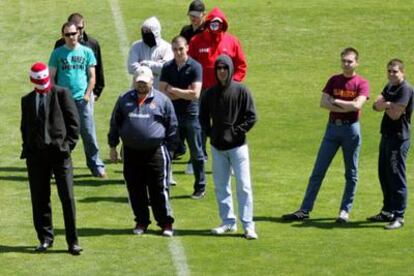 El grupo de <i>ultras </i>que asaltó un entrenamiento del Atlético.