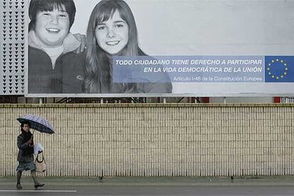 Uno de los carteles de la campaña institucional realizada para explicar el contenido del Tratado constitucional europeo.