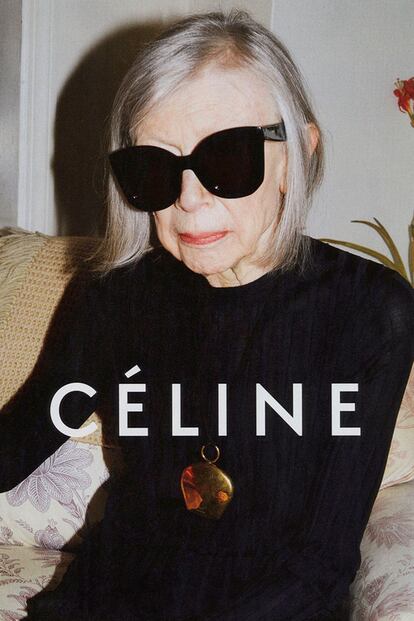 Literatura y moda van de la mano en lo último de Céline. La escritora Joan Didion rompe la apuesta por la juventud de las mayoría de las firmas y consigue, con tan solo unas gafas de sol y un jersey negro, que todas admiremos (y envidiemos) su elegancia.