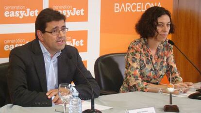 Javier G&aacute;ndara, director general de Easyjet Espa&ntilde;a, y Sonia Corrochano, directora del aeropuerto de El Prat, esta ma&ntilde;ana en Barcelona.